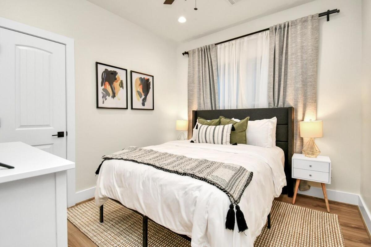 Modern Upscalestay,kingbed,arcadegames,fullkitchen Villa