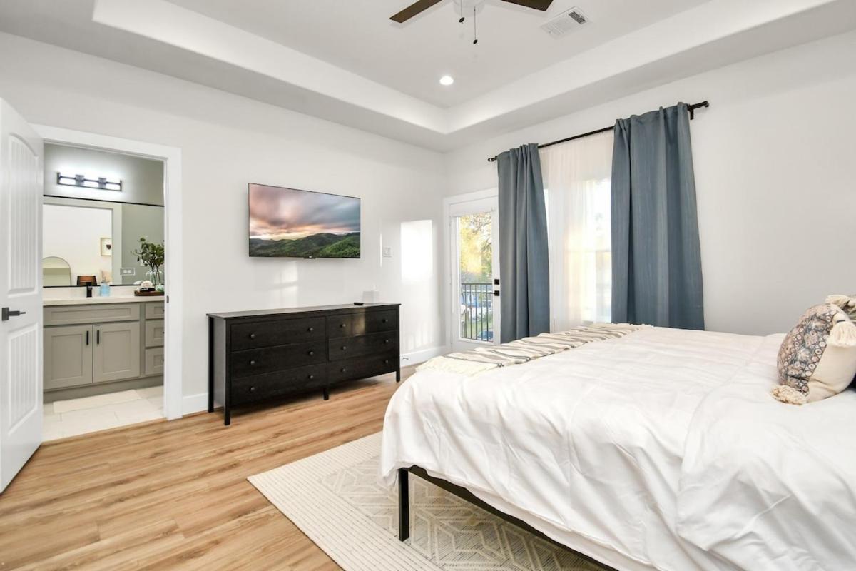 Modern Upscalestay,kingbed,arcadegames,fullkitchen *