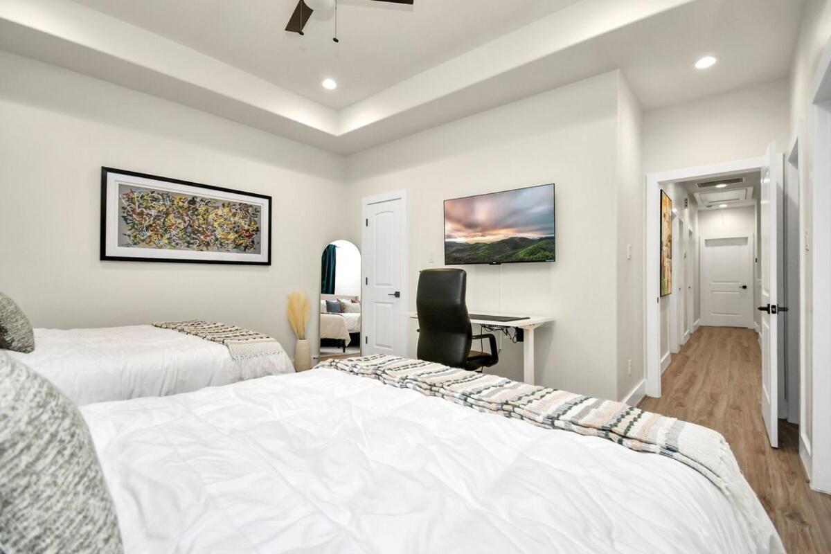 Modern Upscalestay,kingbed,arcadegames,fullkitchen Villa