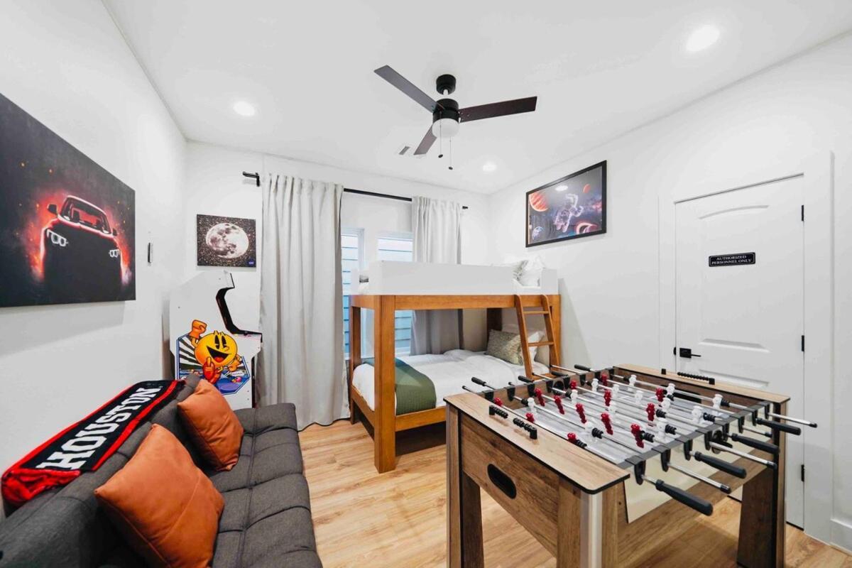 Modern Upscalestay,kingbed,arcadegames,fullkitchen Houston