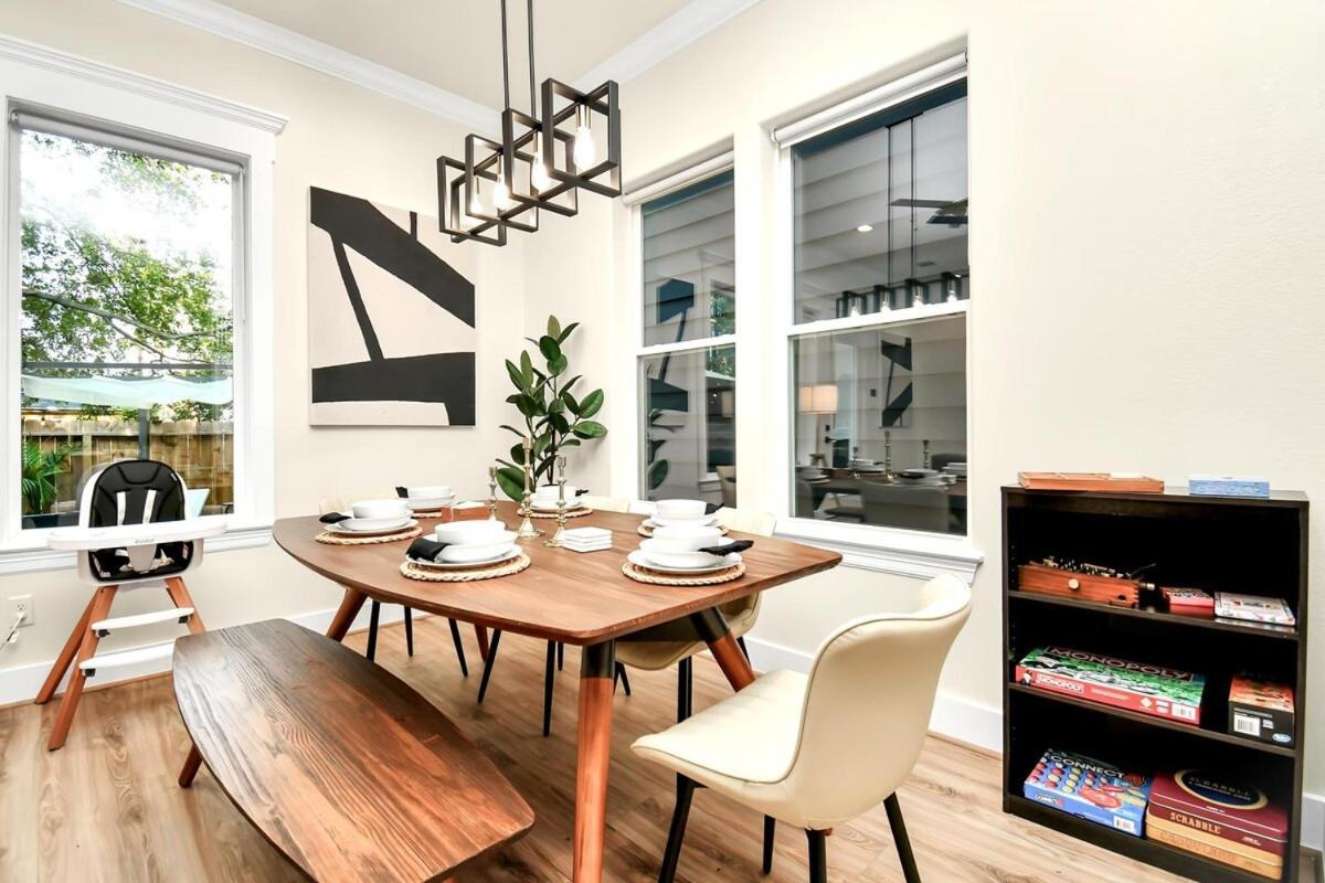Modern Upscalestay,kingbed,arcadegames,fullkitchen Villa
