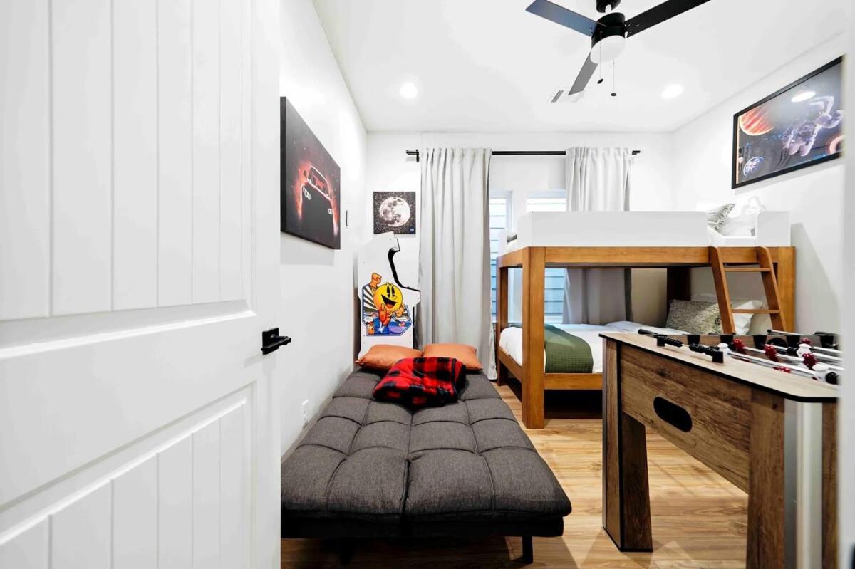 Modern Upscalestay,kingbed,arcadegames,fullkitchen