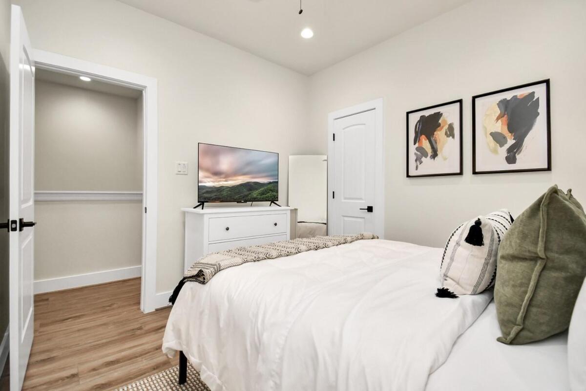 Modern Upscalestay,kingbed,arcadegames,fullkitchen Villa *